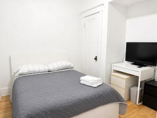 Bright 2BR Apartment Near McGill With Piano - 5