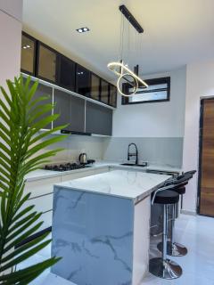 Luxury Cozy 2BR in Lekki Pool Gym and PS5 - 4