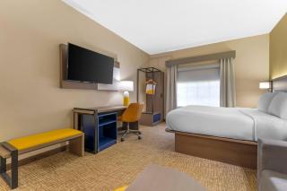 Comfort Suites Pittsburgh Airport - 1