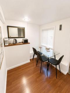 Cozy Queen Room in Kerrisdale Near UBC & Transit - 9