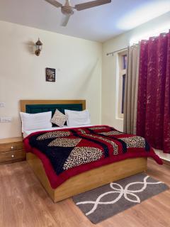 Eakanntam Homestay Kasauli 2Bhk With Kitchen Garden Best For Families and Couples With Sunset View - 1