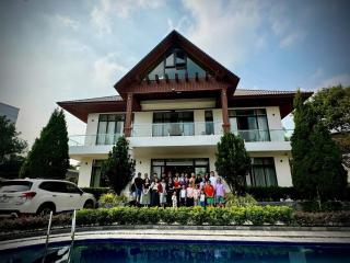 White house villa - 1