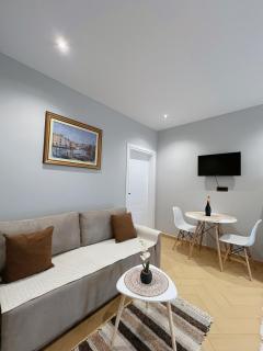 White and Cozy Apartment - 6