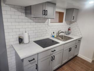 Traveler's Dream 1BR - Airport, Shopping &NYC Access - 5