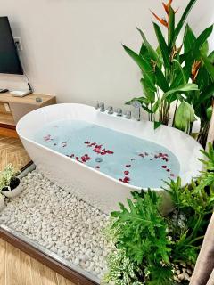 Dr402 Modern Studio W Bathtub and City Views - 5