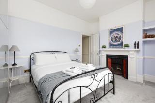 Sun-Lit 2BDR Garden Flat Near Richmond St - 7
