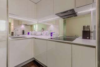 Full of Light & Spacious 2BR residence, 9 Elms - 4