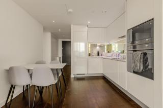 Full of Light & Spacious 2BR residence, 9 Elms - 7