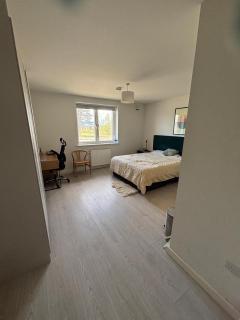 En-suite Double Bedroom Adamstown - 4