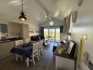 Mariners, The Bay, 2 bedrooms with ensuites, parking nearby, 1 medium or 2 small dogs welcome - 1