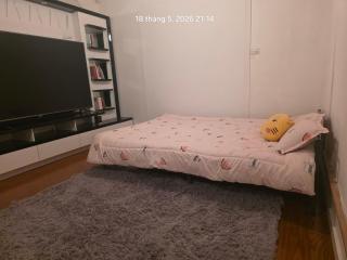 Private room for female only, 12mins to airport, 3 mins to bus & train station - 8