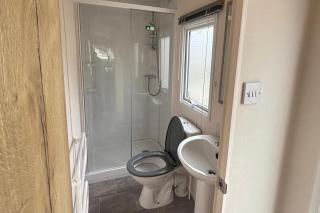 Caravan Sleeps 5 - Decking Parking Pet Friendly - 9