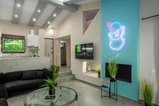 NeonChic Jacuzzi and Pool Villa - 9