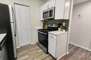 Great for Mid or Long Stays - Pool, King Bed, Gym - 7