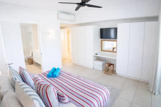 Manta Cove Private Beachfront Apartment - 1