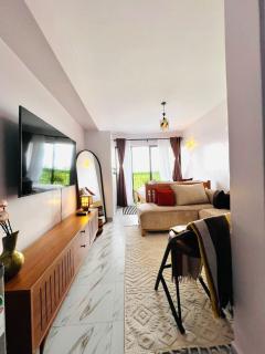 Sunlit 6th Floor Sanctuary Cozy Balcony with stadium and Ngong road forest views - 0