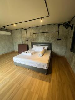 บ้านสวนริมน้ำยางยวนโฮมหลอดพูลวิลล่า - 6