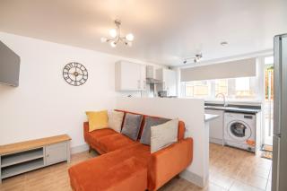Immaculate 4 bed house with free parking - 6