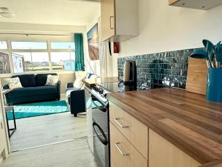 2 Bedroom Luxury Chalet - free swimming included - Scratby - 1