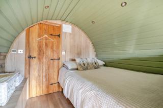 Cosy escape heated luxury pod with hot tub - 7