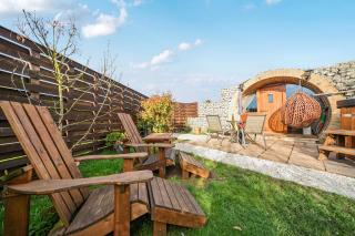 Cosy escape heated luxury pod with hot tub - 3