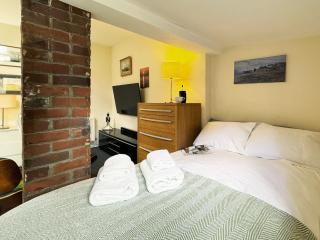 Darcy's Snug by The Suffolk Cottage Collection - 4