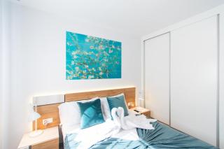 Modern 2BR Apt with own Terrace & Pool access - 7