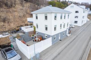 Luxury Nordic Villa w Hot Tub - Beautiful Views - 1