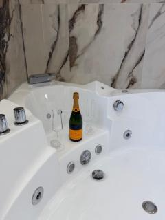 Premium Whirlpool Residence JR - Free Parking - 1