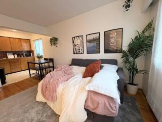 Kitsilano Beach Retreat Just 10 Min Walk to Sand - 8