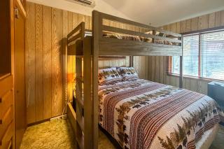 Waterfront Spirit Lake Cabin w/ Boat Rental! - 9