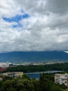 Quiet upscale area with stunning view - 0