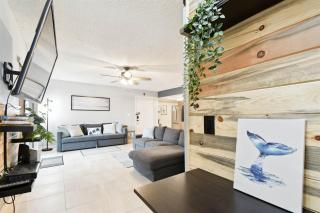 Intracoastal Condo 5 min walk to the beach! - 2