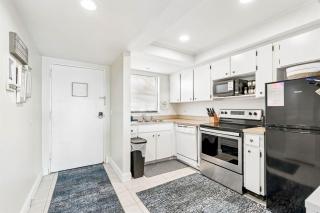 Charming Waterview Condo 6 min wlk to beach! - 2