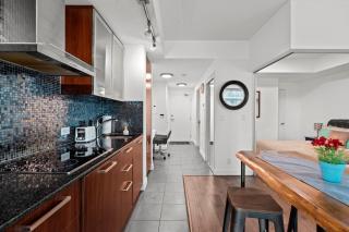 1 Bedroom Condo CN Tower View Balcony in Downtown Toronto - 4