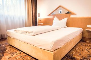 Schlosshotel Neufahrn - 3