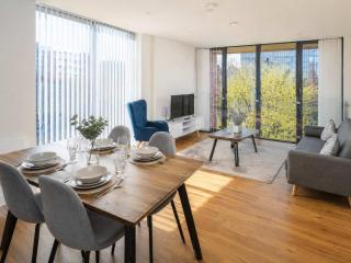 Stylish 3-Bed Apartment near Victoria - 9