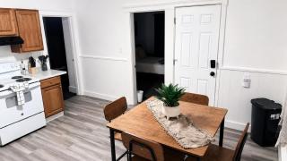 Bachi - Cozy 3BR Apt with Parking, Desk & Fast WiFi near Yale, Quinnipiac, SCSU & Hospitals - 1