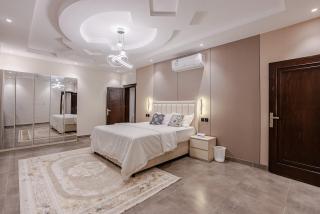 شقة غرفتين وصالة ومطبخ بتصميم جميل وانيق An apartment with two rooms, a living room, and a kitchen with a beautiful and elegant design - 7