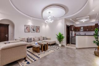 شقة غرفتين وصالة ومطبخ بتصميم جميل وانيق An apartment with two rooms, a living room, and a kitchen with a beautiful and elegant design - 2