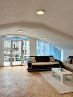 Bright & Spacious Home Stay - 9