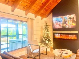 Modern lake side nest• HOTUB Fenced YARD king beds - 8