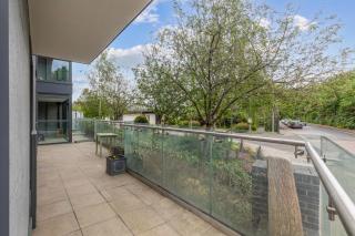 Modern 2-Bed Ground-Floor Flat with Private Terrace - 9