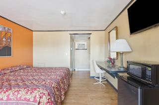 Currys Motel by OYO Saginaw MI - 5