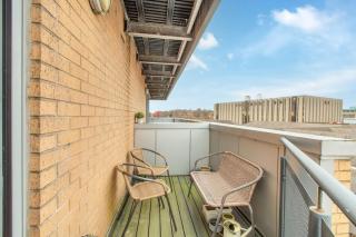 Chic Leeds Apartment Near LGI & University - 8