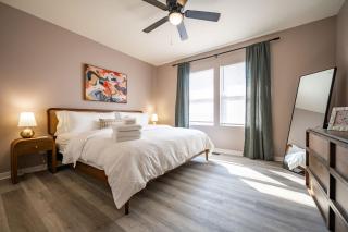 Luxurious Modern Duplex - 6 Bedrooms- Sleeps 12 - Family Friends - 7