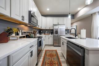 Luxurious Modern Duplex - 6 Bedrooms- Sleeps 12 - Family Friends - 2