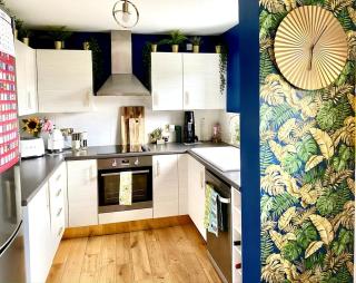 Private Bedroom & Bathroom with Amazing View in Quirky Townhouse - 1