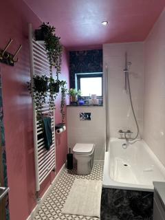 Private Bedroom & Bathroom with Amazing View in Quirky Townhouse - 4