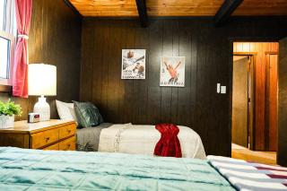 Creekside Chalet - Huge Indoor Spa - 1